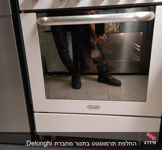 תנור אפייה עם כפתורי שליטה ומד חום